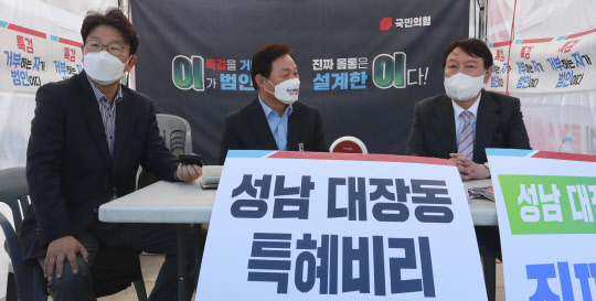 지난 10월29일 국민의힘 윤석열 (오른쪽)당시 대선 경선 후보(오른쪽)가 국회 소통관에서 기자회견을 마친 뒤 대장동게이트 특검 추진 천막투쟁본부를 찾아 박완수(가운데) 의원과 대화를 나누고 있다. 왼쪽은 윤석열 캠프 종합지원본부장인 권성동 의원.국회사진기자단·연합뉴스